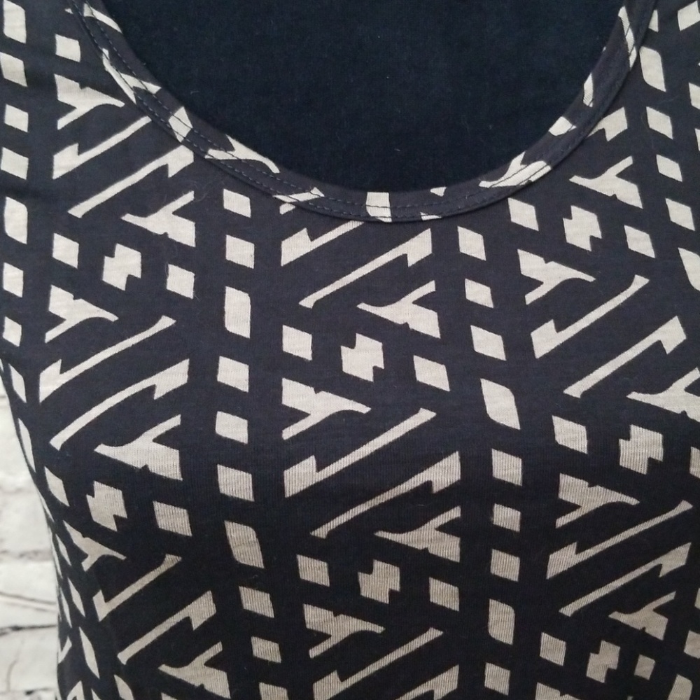 💰Sold Local💰 LuLaRoe Classic T Shirt - Picture 3 of 5
